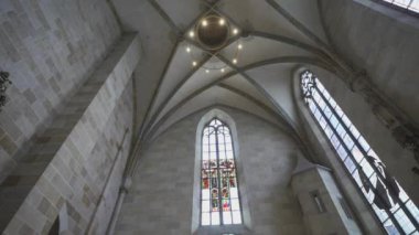 21 Temmuz 2024. Ulm, Almanya. Ulmer Munster Gotik Mimari Stili Kasaba Kilisesi iç görünümü. Ulm Minster Lutheran kilisesi Ulm 'daki dünyanın en uzun kilisesidir. Ulm Katedrali. 