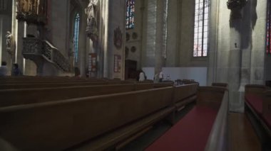 21 Temmuz 2024. Ulm, Almanya. Ulmer Munster Gotik Mimari Stili Kasaba Kilisesi iç görünümü. Ulm Minster Lutheran kilisesi Ulm 'daki dünyanın en uzun kilisesidir. Ulm Katedrali. 