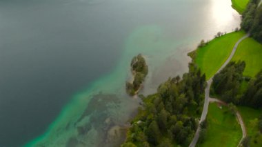 Hintersteiner, Avusturya 'da Kufstein kasabası yakınlarındaki dağ gölüne bakınız. Yazın gün batımında bulutlu havada hava manzarası. Hintersteiner. Oesterreich 'te Nahe der Stadt Kufstein Luftaufnahme' de bakın.. 