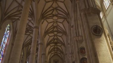 21 Temmuz 2024. Ulm, Almanya. Ulmer Munster Gotik Mimari Stili Kasaba Kilisesi iç görünümü. Ulm Minster Lutheran kilisesi Ulm 'daki dünyanın en uzun kilisesidir. Ulm Katedrali. 