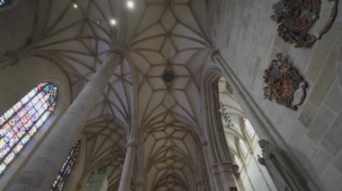 21 Temmuz 2024. Ulm, Almanya. Ulmer Munster Gotik Mimari Stili Kasaba Kilisesi iç görünümü. Ulm Minster Lutheran kilisesi Ulm 'daki dünyanın en uzun kilisesidir. Ulm Katedrali. 