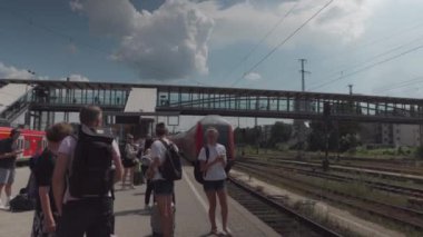 21 Temmuz 2024. Ulm, Almanya. Ulm istasyonundaki ana platformlar. Ulm Hauptbahnhof. Ulm, Bavyera 'daki tren istasyonu. Almanya 'daki tren istasyonunda raylar ve platformlar. Yolcular trenin gelişini bekliyor.. 