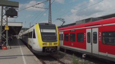 21 Temmuz 2024. Ulm, Almanya. Ulm istasyonundaki ana platformlar. Ulm Hauptbahnhof. Ulm, Bavyera 'daki tren istasyonu. Almanya 'daki tren istasyonunda raylar ve platformlar. Yolcular trenin gelişini bekliyor.. 