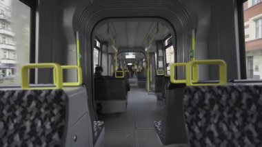 Yolculuk sırasında Berlin tramvayı içerideydi. Tema: Berlin, Almanya 'da toplu taşıma. Berlin tramvayı, boş kompartıman. Strassenbahn, Berlin Innenaufnahme. 