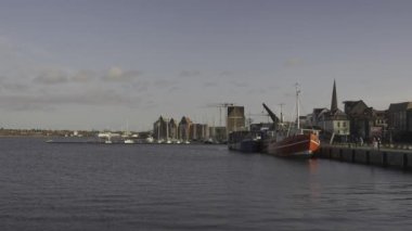 Rostock, Almanya. Alman şehri Rostock, Deutschland 'da nehir kıyısına bakan bir liman. Mecklenburg-Vorpommern 'de Savaşsız Sifonlar. 