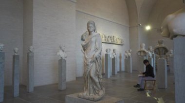 14 Ocak 2024. Münih, Almanya. Innenraum Glyptothek und Ausstellungen im Inneren in Munchen am Konigsplatz, Deutschland. Munchener Glyptothek. Glyptothek Münih antik heykel koleksiyonu. 