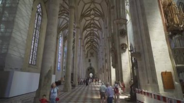 21 Temmuz 2024. Ulm, Almanya. Ulmer Munster Gotik Mimari Stili Kasaba Kilisesi iç görünümü. Ulm Minster Lutheran kilisesi Ulm 'daki dünyanın en uzun kilisesidir. Ulm Katedrali. 