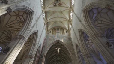 21 Temmuz 2024. Ulm, Almanya. Ulmer Munster Gotik Mimari Stili Kasaba Kilisesi iç görünümü. Ulm Minster Lutheran kilisesi Ulm 'daki dünyanın en uzun kilisesidir. Ulm Katedrali 