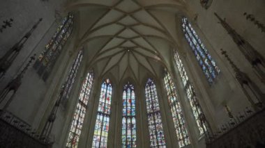 21 Temmuz 2024. Ulm, Almanya. Ulmer Munster Gotik Mimari Stili Kasaba Kilisesi iç görünümü. Ulm Minster Lutheran kilisesi Ulm 'daki dünyanın en uzun kilisesidir. Ulm Katedrali. 