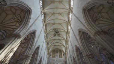 21 Temmuz 2024. Ulm, Almanya. Ulmer Munster Gotik Mimari Stili Kasaba Kilisesi iç görünümü. Ulm Minster Lutheran kilisesi Ulm 'daki dünyanın en uzun kilisesidir. Ulm Katedrali. 
