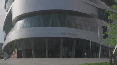 21 Temmuz 2024. Stuttgard, Almanya. Mercedes-Benz Müzesi Aussenansicht Stuttgart, Baden-Wurttemberg, Deutschland. Yazın Mercedes-Benz Müzesi dış görünüşü. Mercedes-Benz Welt. 