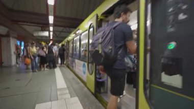 20 Temmuz 2024. Stuttgard, Almanya. Stadtbahn Stuttgart. Kekeme Strassenbahnen. VVS. SSB. Deutschland 'da toplu taşıma. Stuttgart 'ta demiryolu ulaşımı. Yeraltı İstasyonu. 