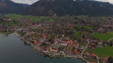 Rottach-Egern kasabasındaki St. Laurentius Pfarrkirche Kilisesi Yukarı Bavyera, Bavyera, Almanya hava manzaralı. Blick von Rottach-Egern ve St. Laurentius Katholische Kirche Luftaufnahme. 