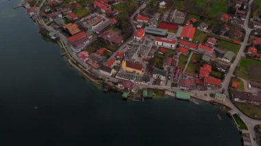 Rottach-Egern kasabasındaki St. Laurentius Pfarrkirche Kilisesi Yukarı Bavyera, Bavyera, Almanya hava manzaralı. Blick von Rottach-Egern ve St. Laurentius Katholische Kirche Luftaufnahme. 