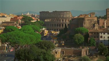 Roma şehri manzarası ve gözlem güvertesi Atrio della liberta 'dan kolezyum manzarası. Roma ufuk çizgisi ve Piazza Venezia 'dan Colosseum. Kolezyum ve Roma Forumu ile Roma şehrinin en iyi manzarası. 
