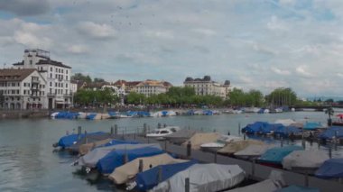 Zürih, İsviçre. Yaz güneşli havalarda güzel tarihi Avrupa kenti Zürih 'in şehir merkezinde yürüyen insanlar. İsviçre 'nin antik Zürih kentinde gezen turistler