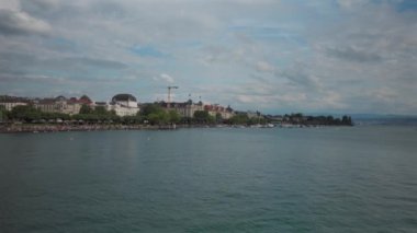 Zürih, İsviçre. Yaz güneşli havalarda güzel tarihi Avrupa kenti Zürih 'in şehir merkezinde yürüyen insanlar. İsviçre 'nin antik Zürih kentinde gezen turistler