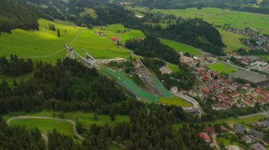 Schattenberg Skistadion, Oberstdorf, Deutschland Luftaufnahme 'de. Orlen Arena Oberstdorf Allgau. Almanya 'nın Bavyera kentindeki kayakla atlama stadyumunda. Skisprungstadion am Schattenberg Allgauer Alpen 'de