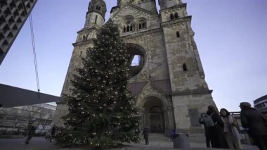 27 Aralık 2023. Berlin, Almanya. Geber Evangelische Kaiser-Wilhelm-Gedachtniskirche In der Weihnachtszeit. Noel boyunca Protestan Kaiser Wilhelm Memorial Kilisesi. Berlin 'de Breitscheidplatz. 