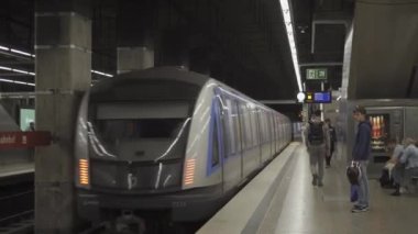15 Nisan 2023. Münih, Almanya. U-Bahn Hauptbahnhof Munchen. Muenchner Hauptbahnhof U-Bahnstation. U-Bahnhof Hbf. Münih 'in iç kesimindeki metro istasyonunda. Münih Yeraltı. 