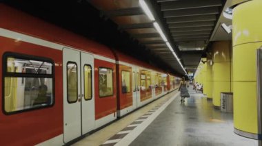 11 Temmuz 2024. Münih, Almanya. Münih Bayern 'de Rosenheimer Platz Haltestelle. S-Bahnhof Muenchen Rosenheimer Platz. S-Bahnh Rosenheimer Platz. Banliyö tren istasyonundaki yolcular. 