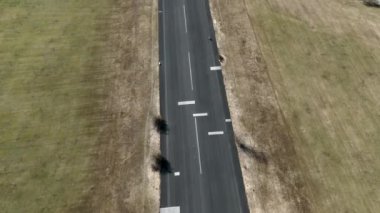 Münih, Almanya Landschaftspark Hachinger Tal. Fliegerhorst Neubiberg ist ein ehemaliger Fliegerhorst in Suden von Munchen. Flugplatz Munchen Sud Luftaufnahme. Park Münih 'te kapalı bir havaalanı. Pist. 