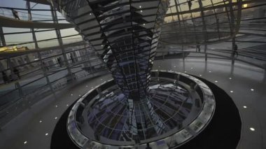 27 Aralık 2023. Berlin, Almanya. Şafakta Reichstag cam kubbesi. Gün batımında Berlin 'deki Bundestag' ın cam kubbesinin içindeki sarmal geçit. Kuppel und Dachterrasse des Reichstagsgebaudes