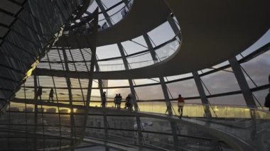 Berlin, Almanya. Şafakta Reichstag cam kubbesi. Gün batımında Berlin 'deki Bundestag' ın cam kubbesinin içindeki sarmal geçit. Kuppel und Dachterrasse des Reichstagsgebaudes