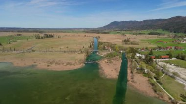 Kochel am See ein Dorf im oberbayerischen Landkreis Bad Tolz-Wolfratshausen. Kochelsee Gölü, Bavyera, Almanya. Bavyera 'da tatil teması. Güneşli hava manzaralı güzel kristal berrak göl. 