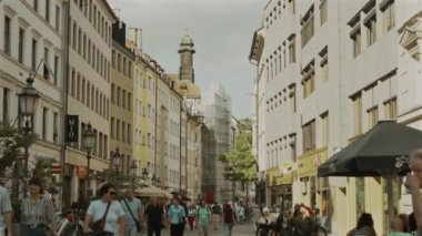 11 Temmuz 2024. Münih, Almanya. Sendlinger Strasse caddesi şehir merkezinde Muenchen Meydanı 'na giden mağazaları ve restoranları olan yaya caddesi. Yazın Münih 'in göbeğinde yürüyüş güvertesi. 