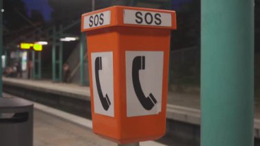 Almanya 'daki toplu taşıma istasyonunda acil durum çağrısı. SOS Notrufsaeule Hilfe ve Haltestelle Stadtbahn Stuttgart, Deutschland 'da. Acil durum telefonu. Ben Bahnhof değilim. SOS Arama İstasyonu