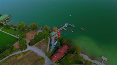 Almanya 'daki Bavyera Alplerinde Schliersee Gölü' nün havadan görünüşü. Luftaufnahme Schliersee ist ein See in den bayerischen Alpen im Landkreis Miesbach, Deutschland. Schliersee Gölü insansız hava aracı görüntüsü. 