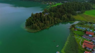 Almanya 'daki Bavyera Alplerinde Schliersee Gölü' nün havadan görünüşü. Luftaufnahme Schliersee ist ein See in den bayerischen Alpen im Landkreis Miesbach, Deutschland. Schliersee Gölü insansız hava aracı görüntüsü. 