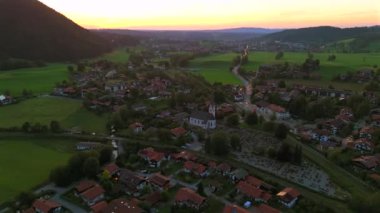 Schliersee 'deki St. Martin Westenhofen Katholische Kirche, Im oberbayerischen Landkreis Miesbach, Deutschland Luftaufnahme. Almanya, Bavyera 'daki St. Martin Westenhofen Kilisesi' nin hava manzarası. 