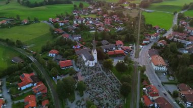 Schliersee 'deki St. Martin Westenhofen Katholische Kirche, Im oberbayerischen Landkreis Miesbach, Deutschland Luftaufnahme. Almanya, Bavyera 'daki St. Martin Westenhofen Kilisesi' nin hava manzarası. 