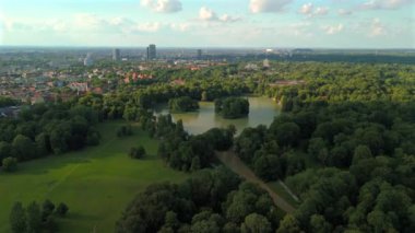 Kleinhesseloher Münih 'teki Englischen Bahçesi, Deutschland Luftaufnahme. İngiliz Bahçesi 'nde göl manzarası, Almanya, Münih. Englische Garten Isar Nehri kıyısında dünyanın en büyük şehir parkları. 