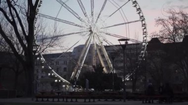 Budapeşte, Macaristan 'da alacakaranlıkta dönme dolap. Elisabeth meydanının alacakaranlıktaki aydınlanmış dönme dolap manzarası. Eğlence parkı kavramı, adil, heyecan verici. Macaristan 'ın başkentine turist gezisi. 