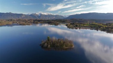 Hava manzarası, Staffelsee adaları, Garmisch Partenkirchen bölgesi, Bavyera, Almanya Murnau yakınlarında ilkbaharda güneşli hava şartlarında. Bayern 'deki büyük güzel bir gölün adaları üzerinde insansız hava aracı manzarası. 