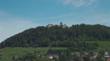 Stein am Rhein, İsviçre. Stein am Rhein ist eine Kleinstadt westlich des Bodensee im Nordosten der Schweiz. İsviçre 'nin kuzeydoğusundaki Constance Gölü' nün batısında küçük bir kasaba.. 