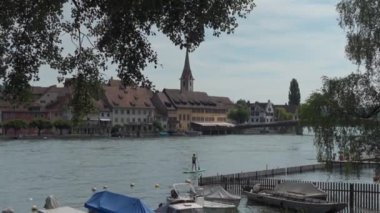 Stein am Rhein, İsviçre. Stein am Rhein ist eine Kleinstadt westlich des Bodensee im Nordosten der Schweiz. İsviçre 'nin kuzeydoğusundaki Constance Gölü' nün batısında küçük bir kasaba.. 