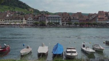 Stein am Rhein, İsviçre. Stein am Rhein ist eine Kleinstadt westlich des Bodensee im Nordosten der Schweiz. İsviçre 'nin kuzeydoğusundaki Constance Gölü' nün batısında küçük bir kasaba.. 