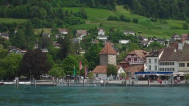 Stein am Rhein, İsviçre. Stein am Rhein ist eine Kleinstadt westlich des Bodensee im Nordosten der Schweiz. İsviçre 'nin kuzeydoğusundaki Constance Gölü' nün batısında küçük bir kasaba.. 
