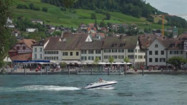 Stein am Rhein, İsviçre. Stein am Rhein ist eine Kleinstadt westlich des Bodensee im Nordosten der Schweiz. İsviçre 'nin kuzeydoğusundaki Constance Gölü' nün batısında küçük bir kasaba.. 