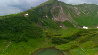 Schlappoltsee Bayern 'de bir Mittelstation der Fellhornbahn, Deutschland Luftaufnahme. Fellhorn Dağı 'nın tepesindeki Schlappoldsee Gölü' nün ve Fellhorn Mittelstation 'ın tepesindeki hava manzarası.. 