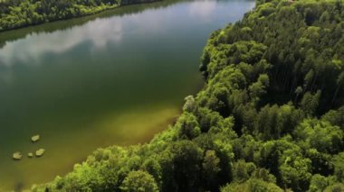 Steinsee bei Munchen Luftaufnahme. Steinsee, Bayern Luftbildansicht 'te. Almanya, Bavyera, Münih yakınlarındaki Stein Gölü hava manzarası. Almanya 'nın en sıcak göllerinden biri. Steinsee orman bölgesinde yer almaktadır.. 