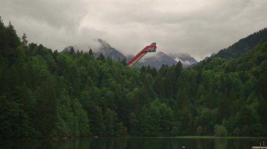 Almanya 'nın Stillachtal Vadisi Bavyera' da Oberstdorf 'a bağlı Allgau köyü yakınlarındaki Heini-Klopfer kayak manzarası. Oberstdorf, Skiflugschanze mit Freibergsee. Heini Klopfer Skifly atlayışı. Kayak atlayışı Freibergsee