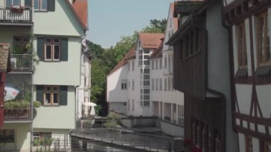 Ulm, Almanya. Yazın güneşli havalarda Bavyera 'daki eski Avrupa kenti Ulm' un sokakları. Ulm 'un tarihi şehir merkezinde yürüyen insanlar. Eski şehir ve turistler gezip tozuyor. 