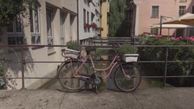 Ulm, Almanya. Yazın güneşli havalarda Bavyera 'daki eski Avrupa kenti Ulm' un sokakları. Ulm 'un tarihi şehir merkezinde yürüyen insanlar. Eski şehir ve turistler gezip tozuyor. 