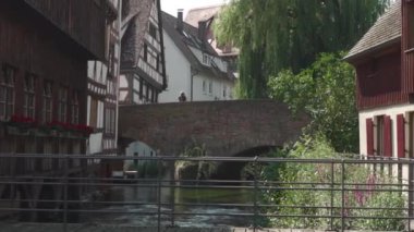 21 Temmuz 2024. Ulm, Almanya. Yazın güneşli havalarda Bavyera 'daki eski Avrupa kenti Ulm' un sokakları. Ulm 'un tarihi şehir merkezinde yürüyen insanlar. Eski şehir ve turistler gezip tozuyor