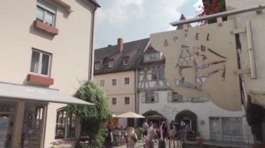 21 Temmuz 2024. Ulm, Almanya. Yazın güneşli havalarda Bavyera 'daki eski Avrupa kenti Ulm' un sokakları. Ulm 'un tarihi şehir merkezinde yürüyen insanlar. Eski şehir ve turistler gezip tozuyor